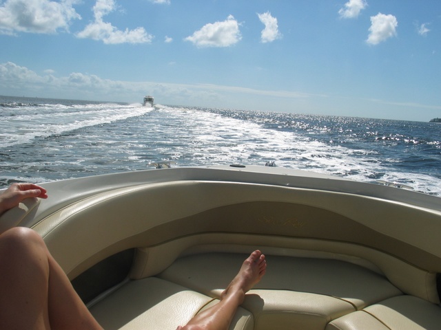 After passing under the bridge, we're in the Gulf of Mexico, on our way to throw anchor in front of the Lani Kai (Fort Myers Beach) and relax & enjoy.