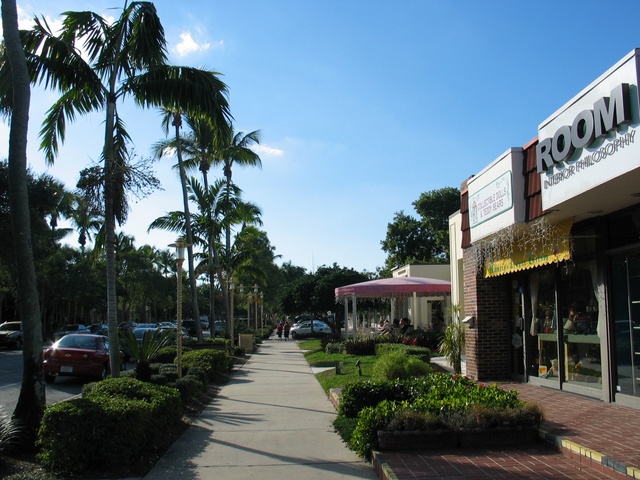 As we walk toward the beach, here's a photo looking west down 5th Avenue South.