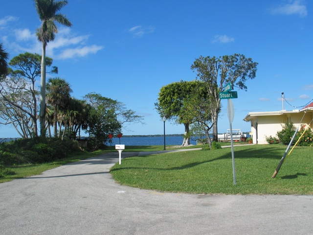 As we round the corner of Gasparilla and Stuart, you get a nice glimpse of the river.