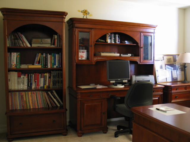 So, when you come in the condo and turn right, you are in Daddy's office.  Here's Dad's work computer... 