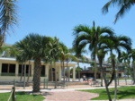 Wow, what a beautiful day - 90', crystal clear, and there is a air show & boat race at Fort Myers Beach.  Today, Renee & I joined Jo, Richie, Jo's Cousin Dana for lunch at Snug Harbor, and then swung around the other side of the island to watch the shows!