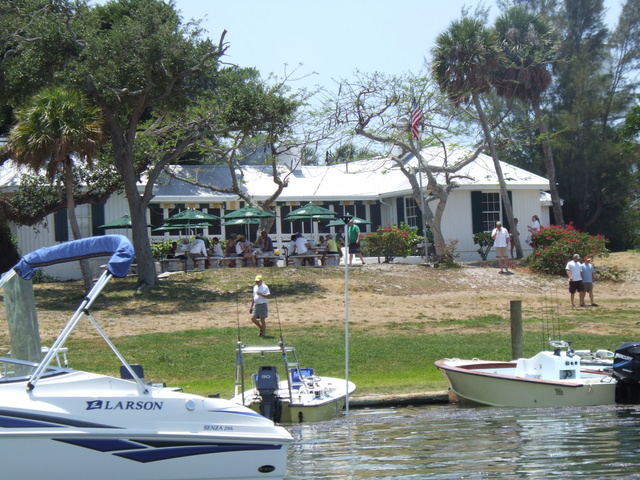 Cabbage Key Inn - Cheeseburger in Paradise, and Key Lime Pie!  Yummy!