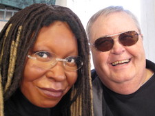 You just never know who are you going to run into in Vegas -- here Mike catches up with Whoopi.