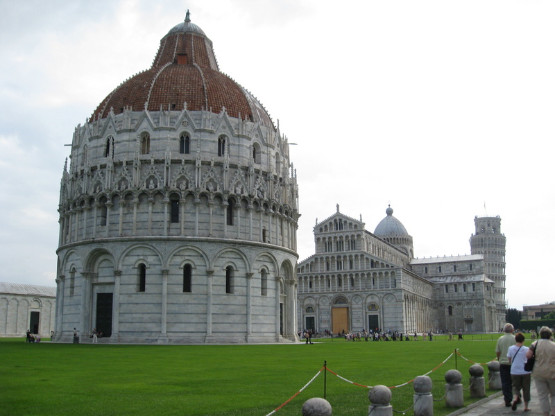 Here we are, behind the medieval wall, in the photo you see the Bapistery, the Cathedral and the leaning tower of Pisa.